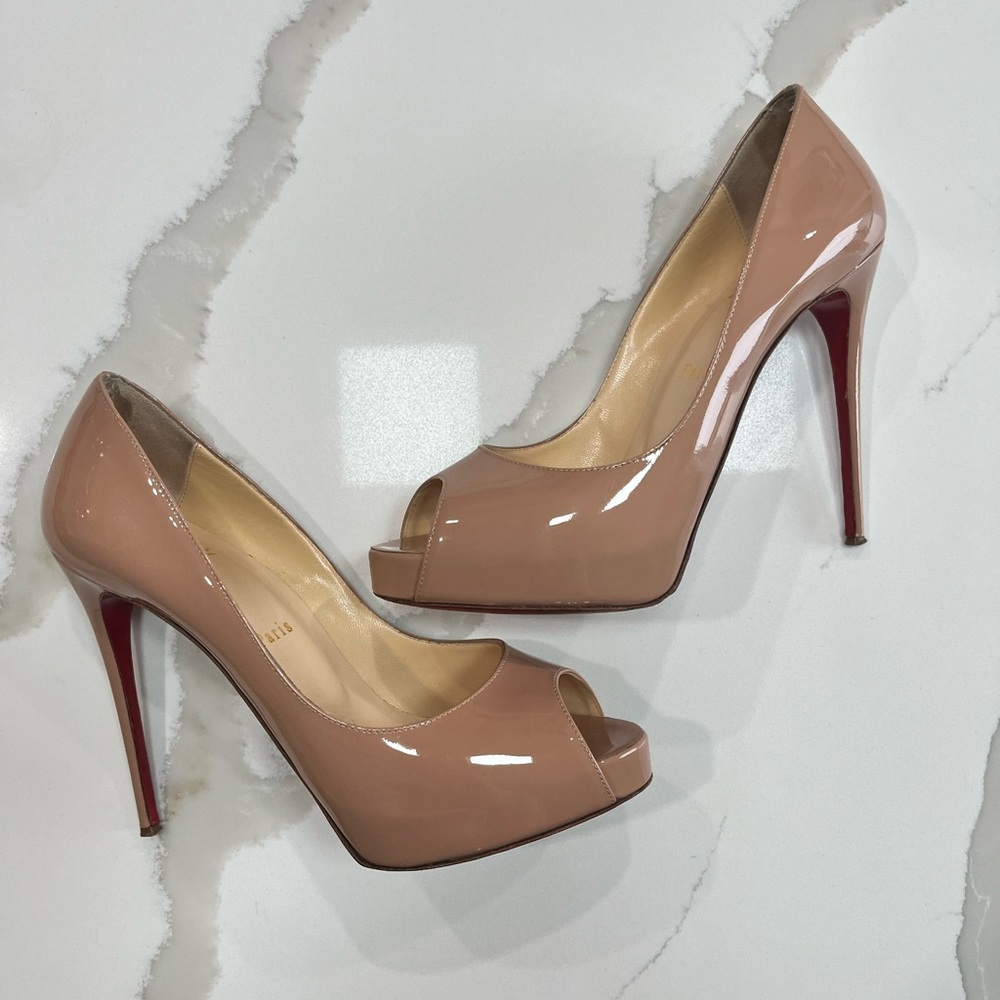 Christian Louboutin Very Prive Nude 38